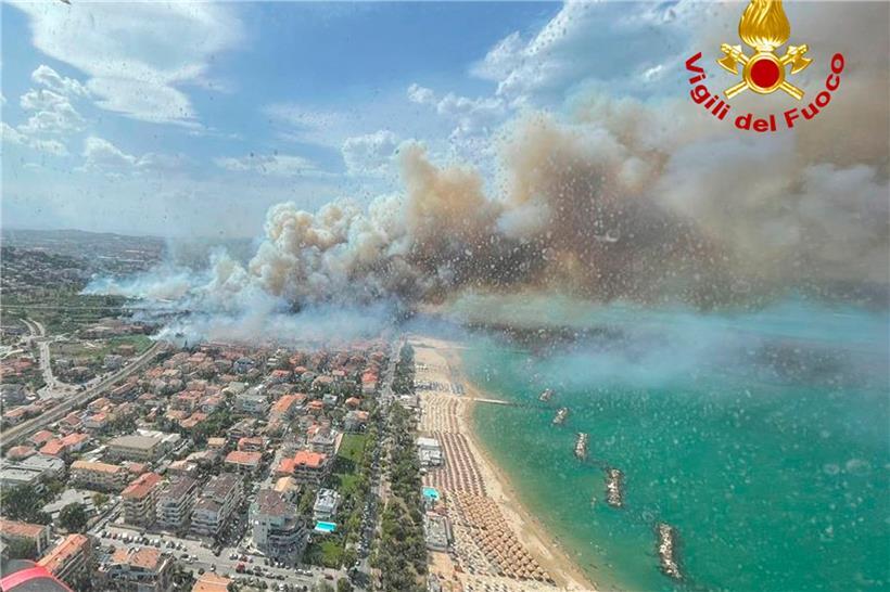 Pescara in Italien: Dichter Rauch steigt von einem Waldbrand eines Pinienwaldes auf. Viele der Bewohner mussten evakuiert werden, nachdem das Feuer gefährlich nah an die Küstenorte gerückt war.
