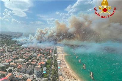 Pescara in Italien: Dichter Rauch steigt von einem Waldbrand eines Pinienwaldes auf. Viele der Bewohner mussten evakuiert werden, nachdem das Feuer gefährlich nah an die Küstenorte gerückt war.
