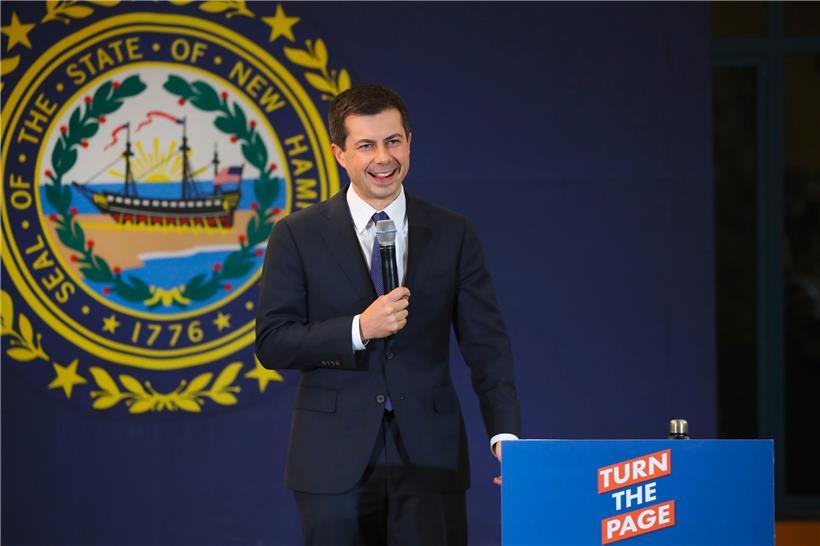 Pete Buttigieg hat in der ersten Vorwahl der Demokratischen Partei einen leichten Vorsprung auf Bernie Sanders erreicht. Beide hängen damit den ehemaligen Vizepräsidenten Joe Biden deutlich ab.
