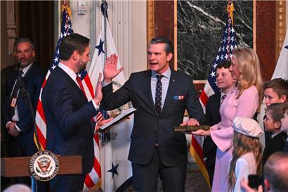 Pete Hegseth beim Ablegen seines Amtseids, umringt von seiner Familie

