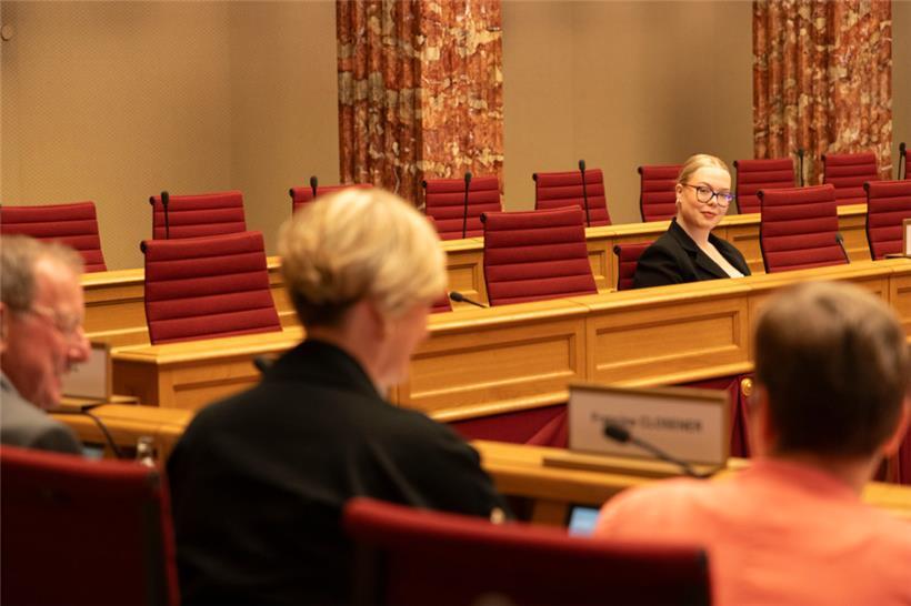 Petentin Jade Emini setzt sich in der Chamber-Debatte für kostenlose Brillen für alle ein
