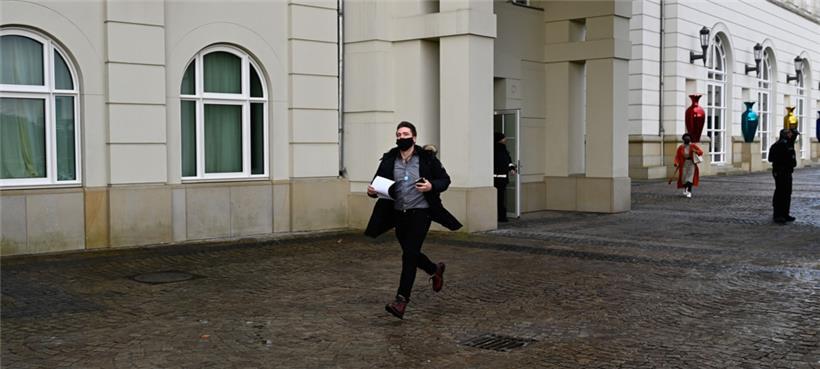 Peter Freitag, einer der vor dem Friedensgericht Beschuldigten, auf dem Weg zum Gericht. Er läuft, weil er etwas in Verspätung ist, nicht weil er es nicht erwarten kann, vor Gericht seine Sicht der Dinge zu verbreiten – oder?
