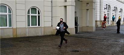 Peter Freitag, einer der vor dem Friedensgericht Beschuldigten, auf dem Weg zum Gericht. Er läuft, weil er etwas in Verspätung ist, nicht weil er es nicht erwarten kann, vor Gericht seine Sicht der Dinge zu verbreiten – oder?
