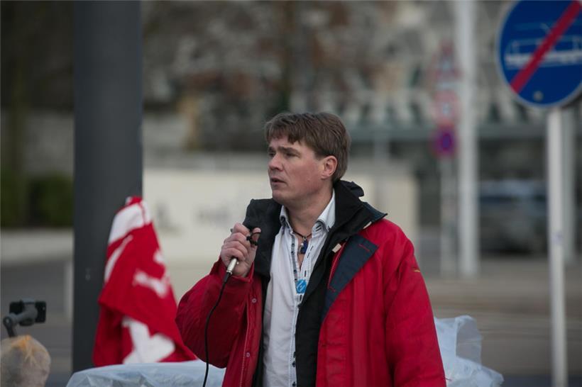 Peter Freitag hält eine Rede am Glacis (15.1)