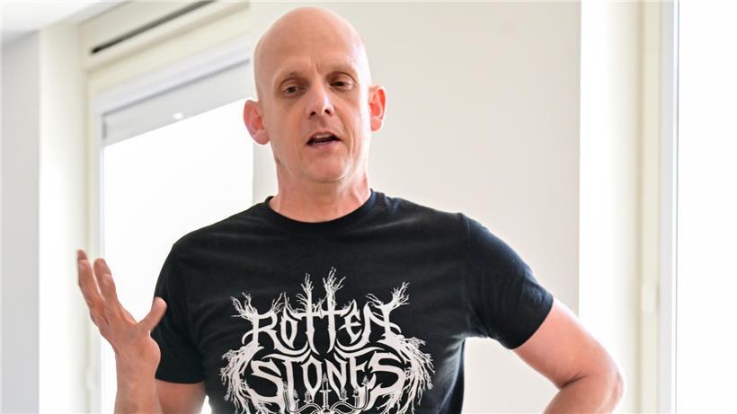 Peter Henrich, Vizedirektor und Forschungskoordinator im Landesmuseum Trier, porträtiert vor Museumshintergrund