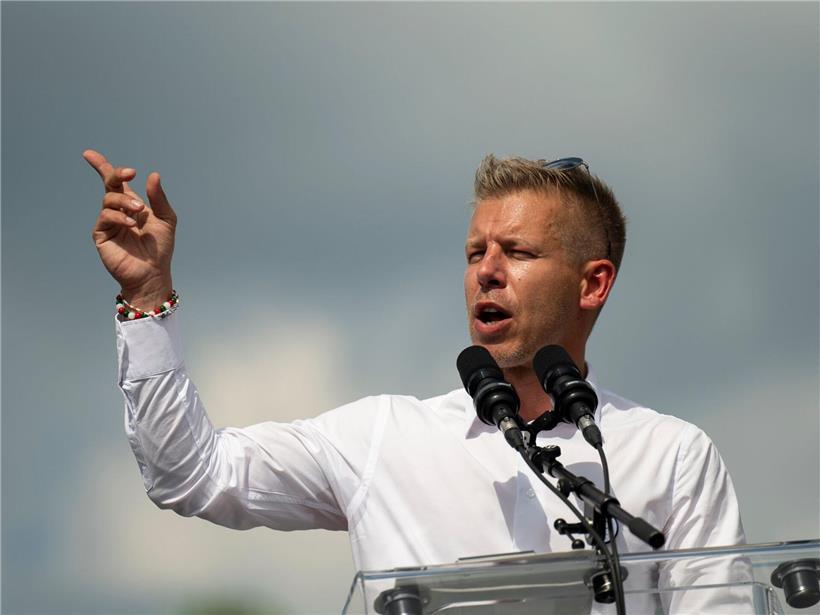 Peter Magyar Zitat über Orbán und die Korruption in Ungarn der letzten zwei Jahrzehnte auf weißem Hintergrund