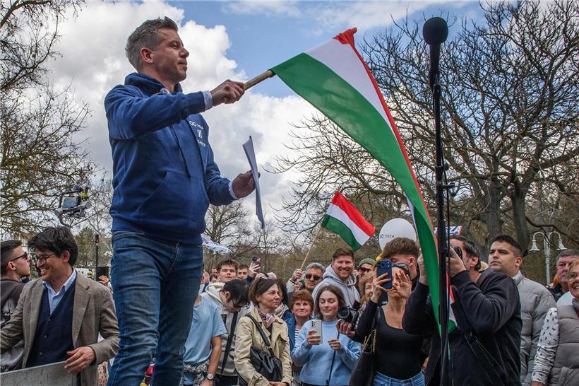 Peter Magyar bei Wahlkampfveranstaltung im März vor ungarischem Wahlsystem, beeinflusst von Orbáns Fidesz-Partei für Machterhalt