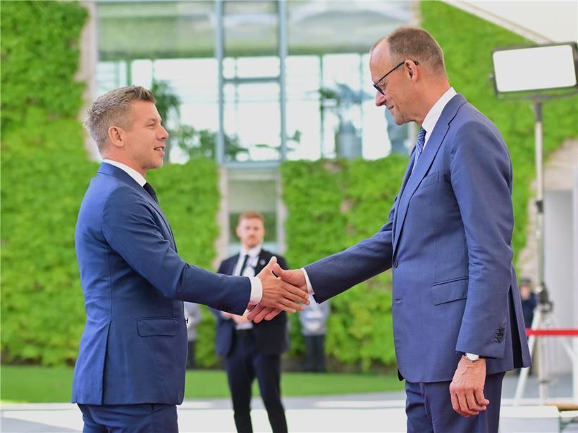 Peter Magyar, Ungarns Ministerpräsident, wird vor dem Bundeskanzleramt von Bundeskanzler Friedrich Merz (CDU) empfangen