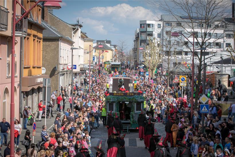 Petingen hält an der Kavalkade fest, auch weil sie zum festen Programm von Esch2022 gehört. Menschenmassen wie auf dem Archivbild von 2019 zu sehen, wird es beim Covid-Check-Event wohl nicht geben
