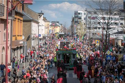 Petingen hält an der Kavalkade fest, auch weil sie zum festen Programm von Esch2022 gehört. Menschenmassen wie auf dem Archivbild von 2019 zu sehen, wird es beim Covid-Check-Event wohl nicht geben

