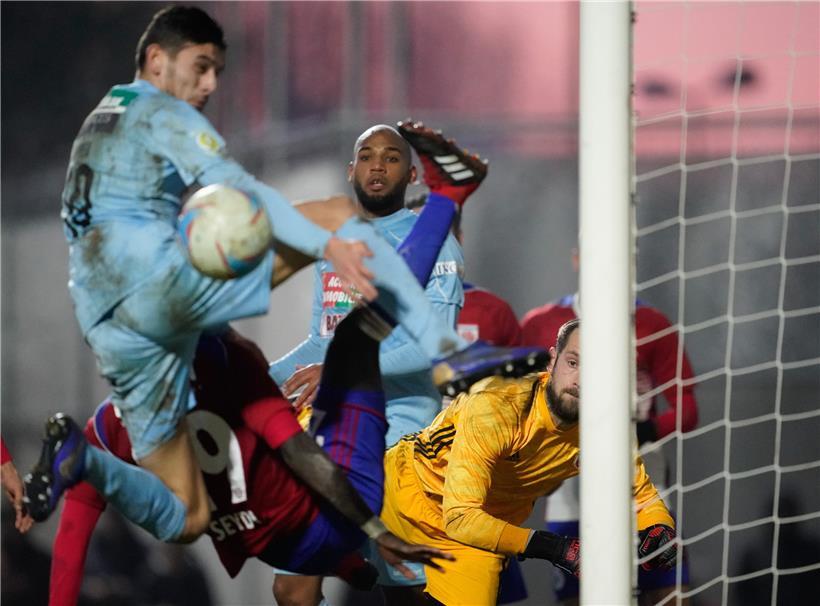 Petingen (in Blau) und die Fola müssen auf die Entscheidung der Europäischen Fußball-Union warten
