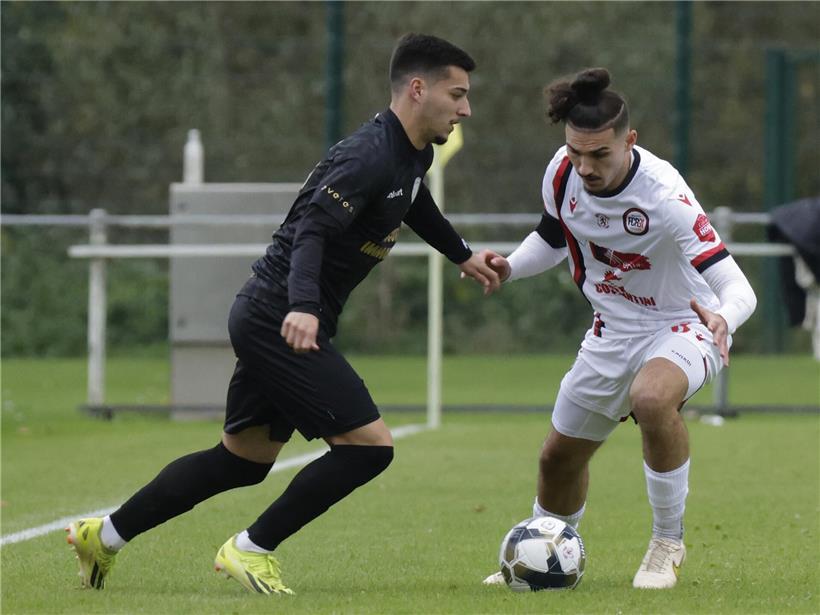 Petingen in schwarzen Trikots spielt gegen Rodange in weißen Trikots im Fußballspiel