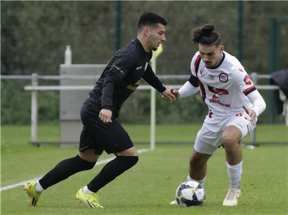 Petingen in schwarzen Trikots spielt gegen Rodange in weißen Trikots im Fußballspiel