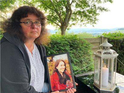 Petra Lieser sitzt mit einem Foto ihre Tochter in ihrem Garten in Trier. Ihre Tochter Katja war am 1. Dezember 2020 bei einer Amokfahrt in Trier getötet worden.

