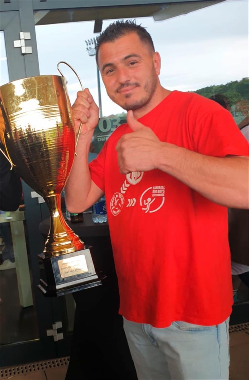 Petrit Cakaj mit dem Pokal nach der Saison 2021/22
