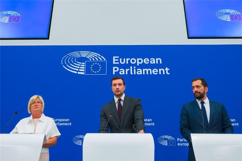 PfE-Fraktionschef Jordan Bardella (M.), seine Stellvertreterin, die ungarische Fidesz-Abgeordnete Kinga Gal (l.), sowie der Pressesprecher der Fraktion, Alonso de Mendoza Asensi, am Dienstag im Pressesaal des EU-Parlaments in Straßburg
