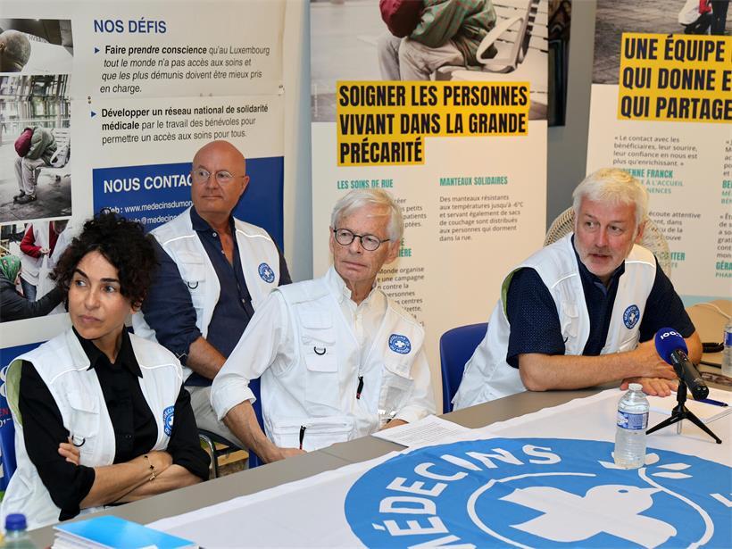 Pflegebeauftragte Malika Tounsi, Verwaltungsrat Marco Klop, Ehrenpräsident Bernard Thill und Generaldirektor Michel Genet bei MdM Pressekonferenz in Bonneweg