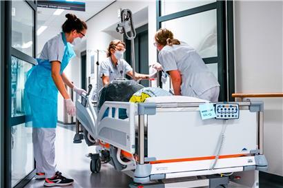 Pflegepersonal schieben das Bett mit einem Koronapatienten in der Kohortenabteilung des Catharina-Krankenhauses in Eindhoven, Niederlanden. Erst am 08.01.2021 sollen die ersten Personen gegen das Coronavirus geimpft werden. 
