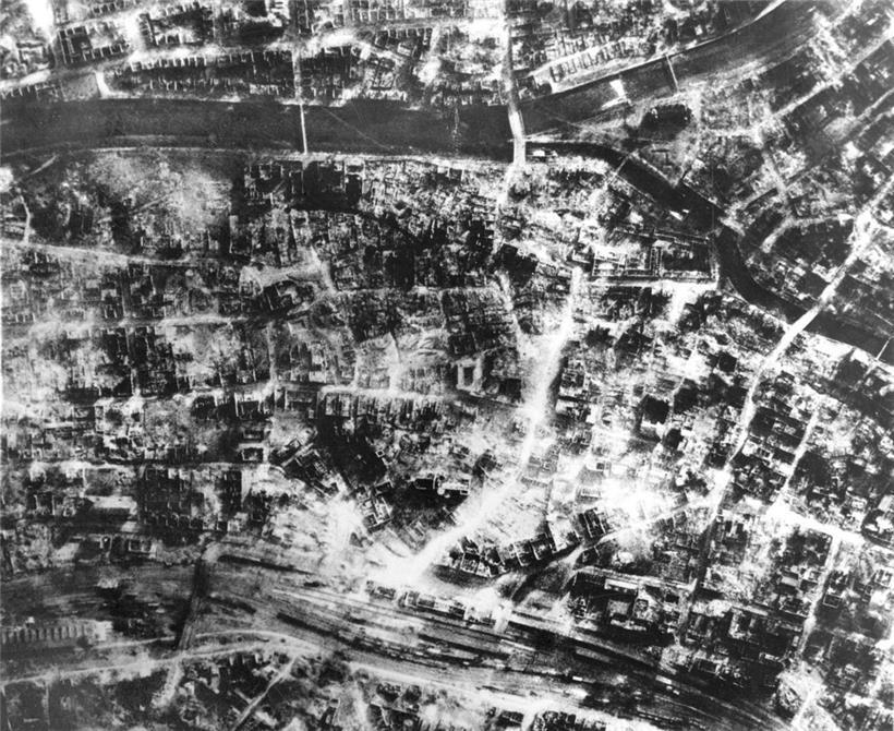 Pforzheim 1945, Luftbild einer zerstörten deutschen Großstadt 
