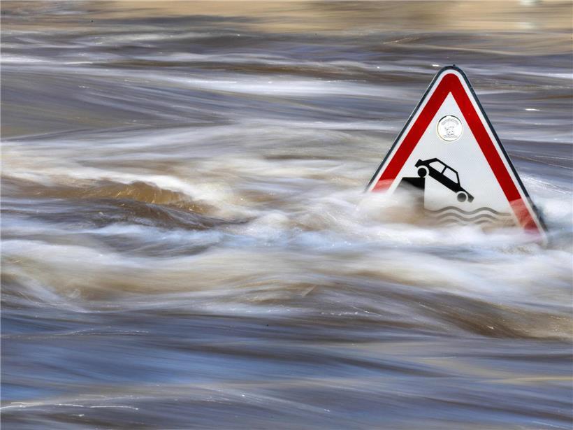 Überflutete Straße in Quimperlé, Westfrankreich, am 22. Januar – extremes Hochwasser und außergewöhnliche Wetterlage