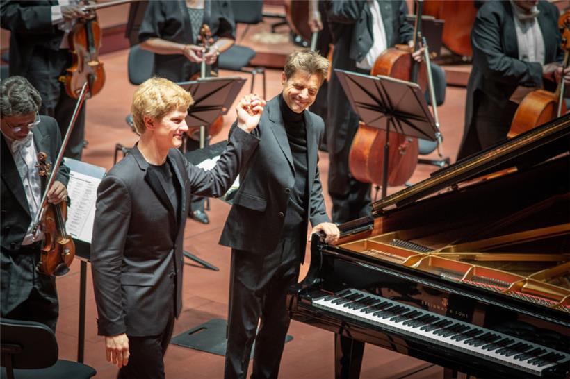 Phänomenal: Pianist Jan Lisiecki mit SEL-Dirigent Christoph König
