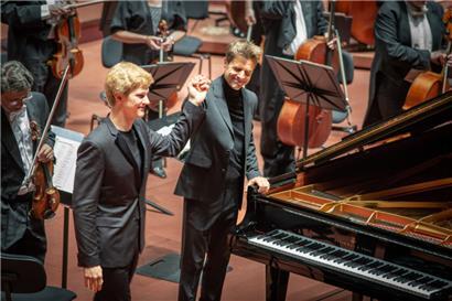 Phänomenal: Pianist Jan Lisiecki mit SEL-Dirigent Christoph König
