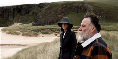 Phil (Bouli Lanners) et Millie, la fille de son patron (Michelle Fairley) sur l’île écossaise de Lewis
