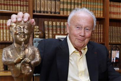 Philippe Bouvard pose avec une statuette miniature en bronze à son effigie réalisée par la sculptrice française Galya, à son domicile parisien, le 31 août 2016. Journaliste et animateur de radio de renommée nationale, il est décédé le 24 août 2026 à l‘âge de 96 ans, a annoncé RTL. Figure emblématique de la station, il avait créé l‘émission culte Les Grosses Têtes il y a près de 50 ans.