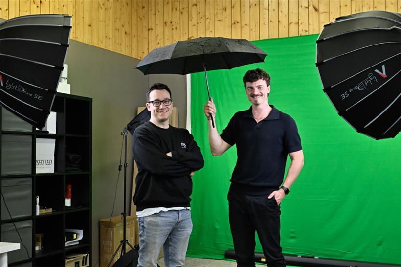 Philippe Ernzer (l.) und Criss Steichen posieren bei einem Fotoshooting
