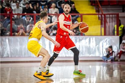 Philippe Gutenkauf als Kapitän der Nationalmannschaft beim Anpfiff in Skopje am Freitag