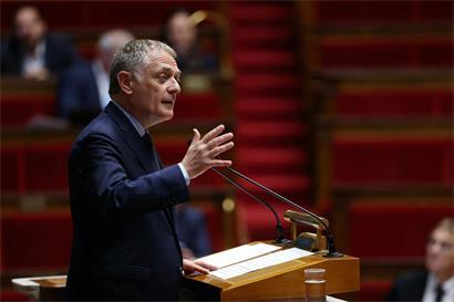 Philippe Juvin (Les Républicains) et rapporteur général de la commission des finances a pointé du doigt l’augmentation de la dette publique de 40 milliards d’euros