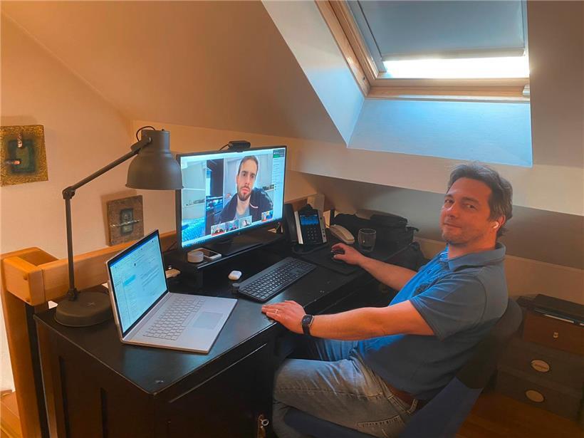 Philippe Meyers im Home-Office während einer Videokonferenz mit seinen Teamkollegen
