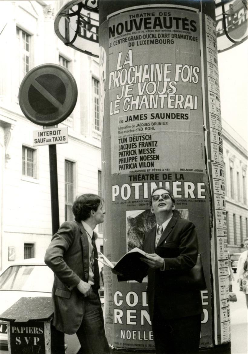 Philippe Noesen (links) und Tun Deutsch vor einem Plakat von Pit Weyer
