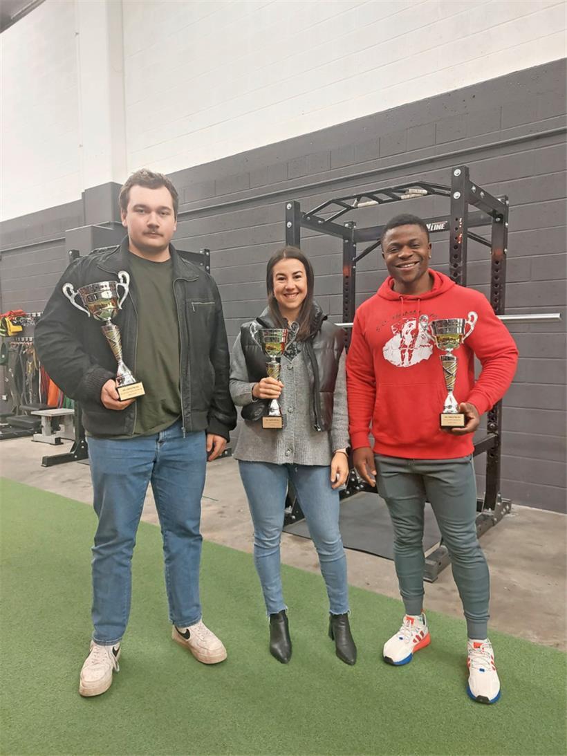 Philippe Parage, Alba Jurado und Yannick Djankou (v.l.n.r.) wurden für ihre besonderen Leistungen im Jahr 2022 ausgezeichnet. Ebenfalls belohnt wurden Mara Strzykala und Mark Notschaele (nicht auf dem Foto zu sehen).
