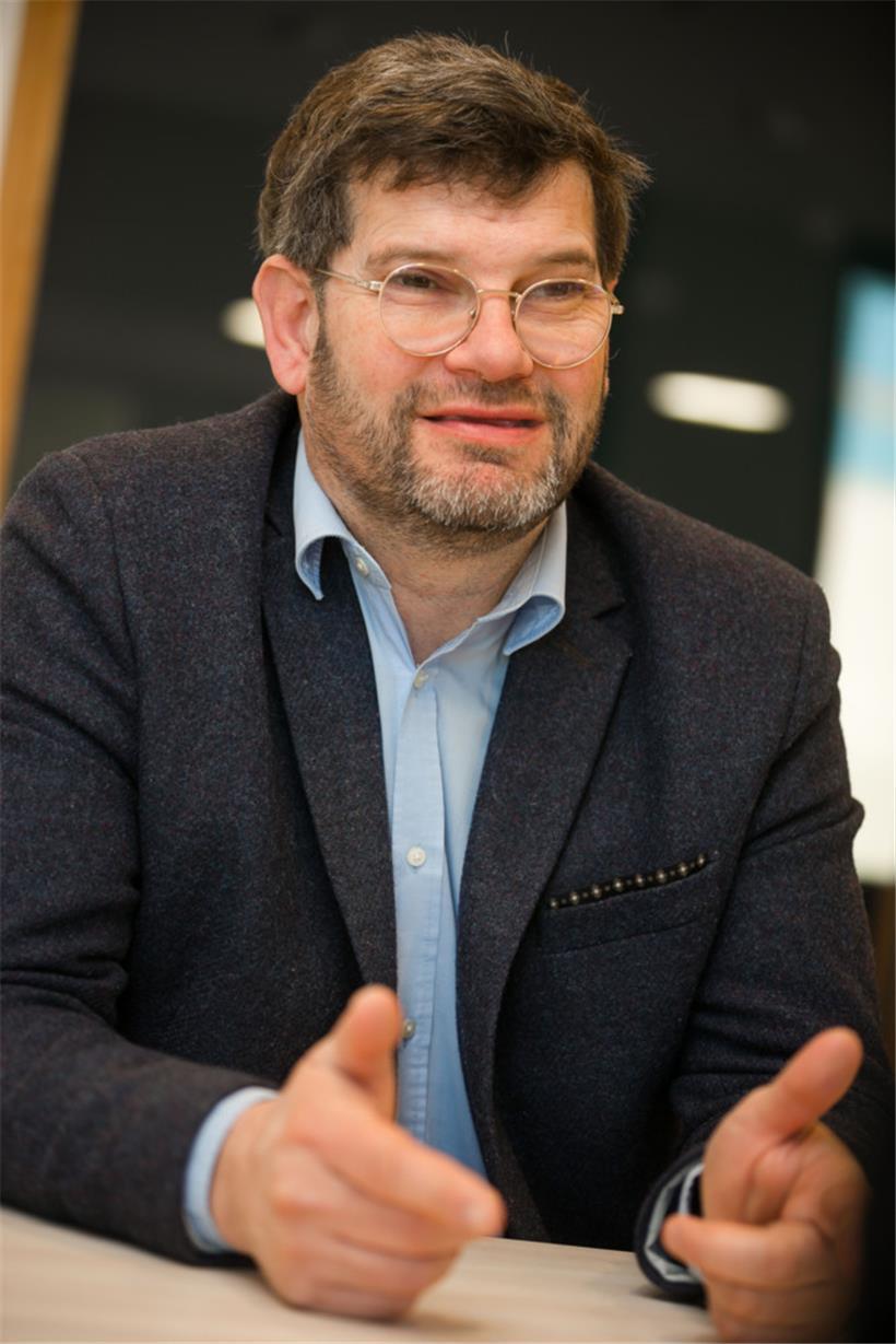 Philippe Poirier ist seit 2003 Inhaber des Lehrstuhls für parlamentarische Studien der Universität Luxemburg und hat mittlerweile schon zahlreiche Urnengänge in Luxemburg analysiert. Trotz eines Auslandaufenthalts in Kanada hat sich der Politologe für ein Gespräch mit dem Tagblatt Zeit genommen.
