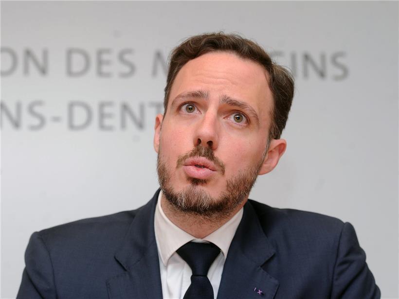 Philippe Wilmes 2017 bei Pressekonferenz der AMMD, politischer Redner vor Mikrofonen und Publikum