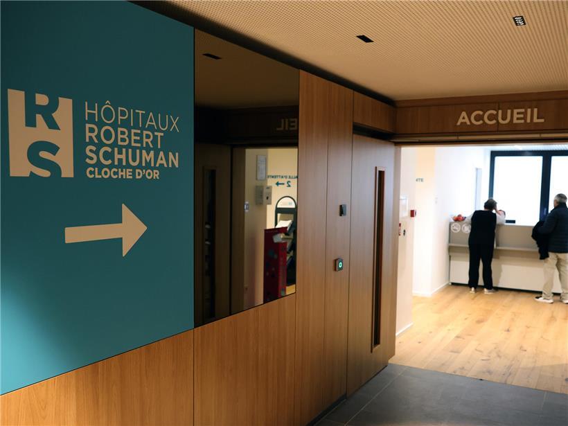 Prozedurale Fehler bei Gerichtsverfahren – Symbolbild mit Richterhammer und Gesetzesbuch auf Holztisch