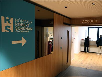 Prozedurale Fehler bei Gerichtsverfahren – Symbolbild mit Richterhammer und Gesetzesbuch auf Holztisch