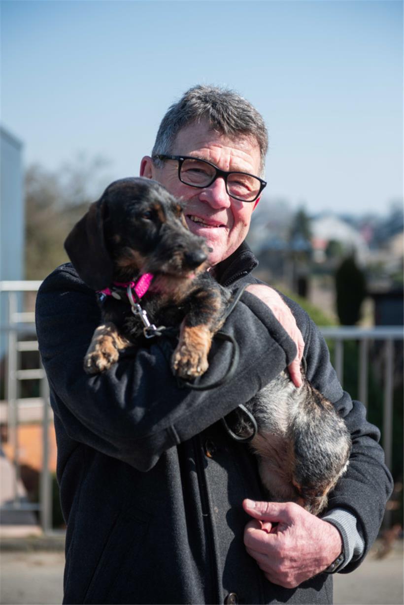 Philippe wohnt schon seit 47 Jahren in der Gemeinde. Mit seinem Dackel Sirka unt...