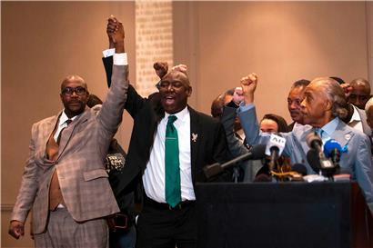 Philonise Floyd (l.), der Anwalt der Familie, Ben Crump (M.), und Reverend Al Sharpton (r.) reagieren nach der Urteilsverkündung
