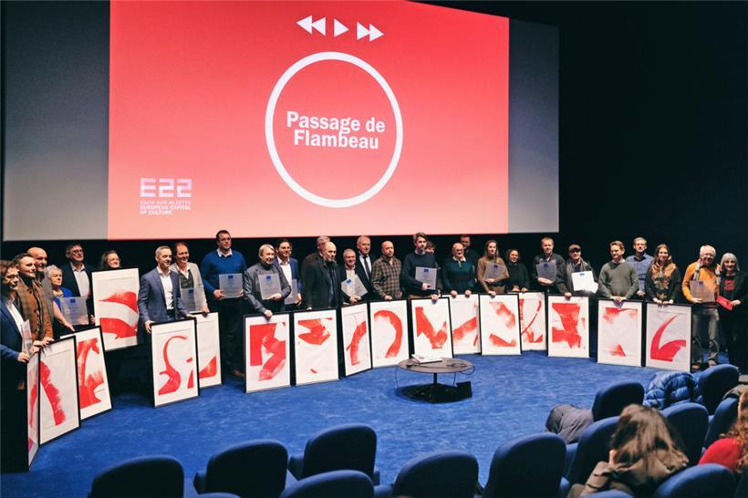 Photo officielle d’Esch2022 pour immortaliser la transmission de flambeau aux 19 communes qui ont participé à l’année culturelle
