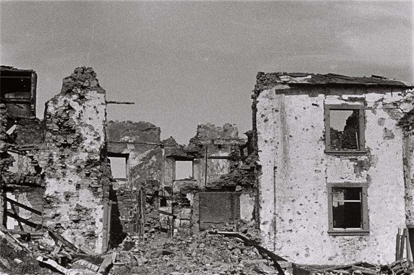 Photo prise après la bataille des Ardennes en 1945, date exacte et lieu inconnus
