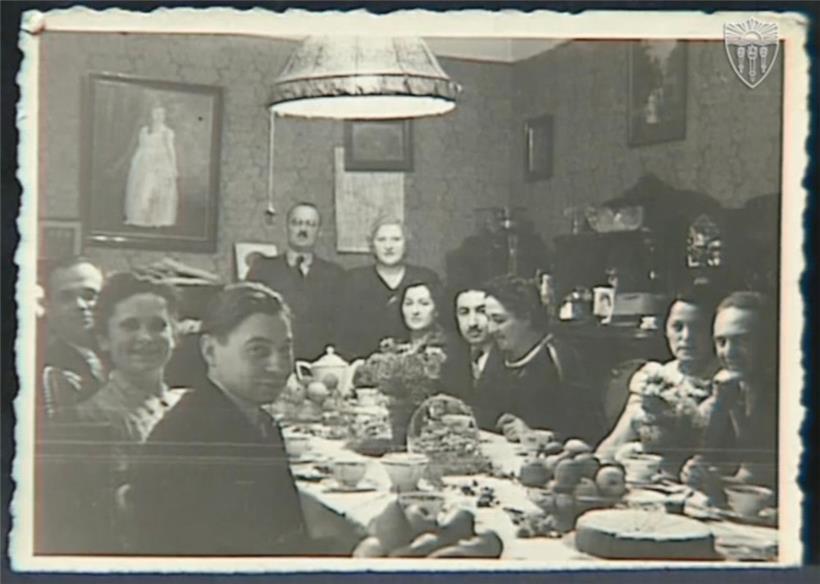 Photographie montrant la salle à manger de la famille Gelber, 1, rue Beethoven, en février 1940 (USC Shoah Foundation, témoignage de Lily Friedrich née Gelber recueilli le 9 mai 1996, n°15125, segment 134, 13’04)
