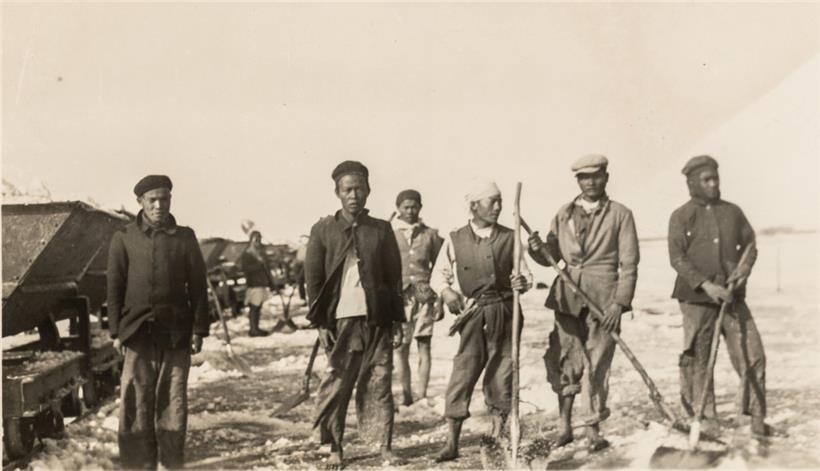 Photographies de travailleurs indochinois récoltant du sel pour la Compagnie des...