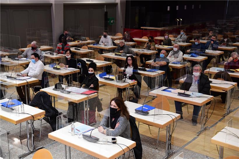 Physische Präsenz mit Abstand und Plexiglas
