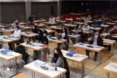 Physische Präsenz mit Abstand und Plexiglas

