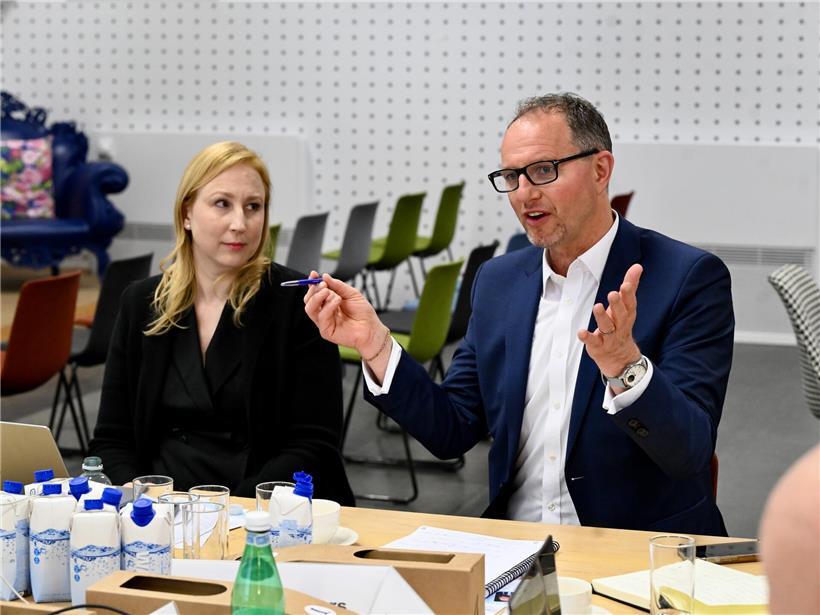 Pia Guggenbühl und Dr. Jörg Eggers, Geschäftsführer der Schweizer und deutschen Verbände, im Gespräch