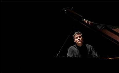 Pianist Paul Lewis
