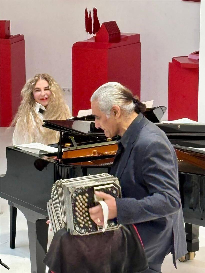 Pianistin Beata Szalwinska und Bandoneonist Gilberto Pereyra live beim Konzert in der Valentiny Foundation