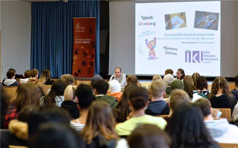 Pierre Dielissen und Elke Murdock referieren vor zahlreichen Schülern des „Lycée Michel Lucius“
